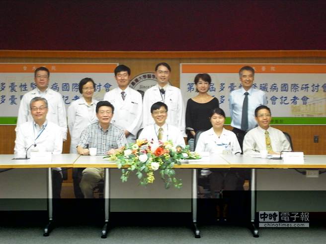 協助多囊腎協會成立的台大醫院醫師群、營養師及腎友，前排右二為榮譽理事長高芷華。